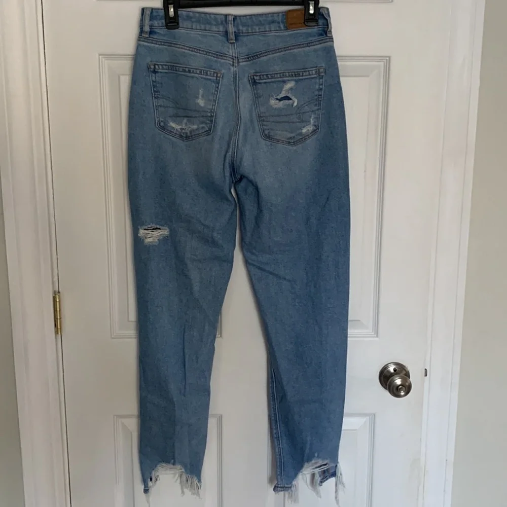 American Eagle "Mom Jean" Blue Jeans Size 4 Long #410 - Picture 3 of 12